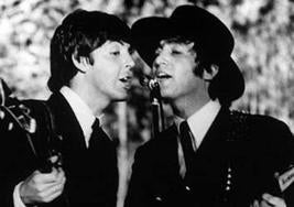 Paul McCartney y John Lennon, con sombrero cordobés, en concierto en Las Ventas de Madrid, en 1965.