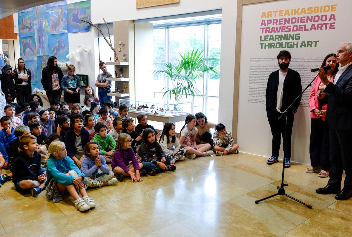 Los escolares atienden a las explicaciones del director del museo, Juan Ignacio Vidarte.