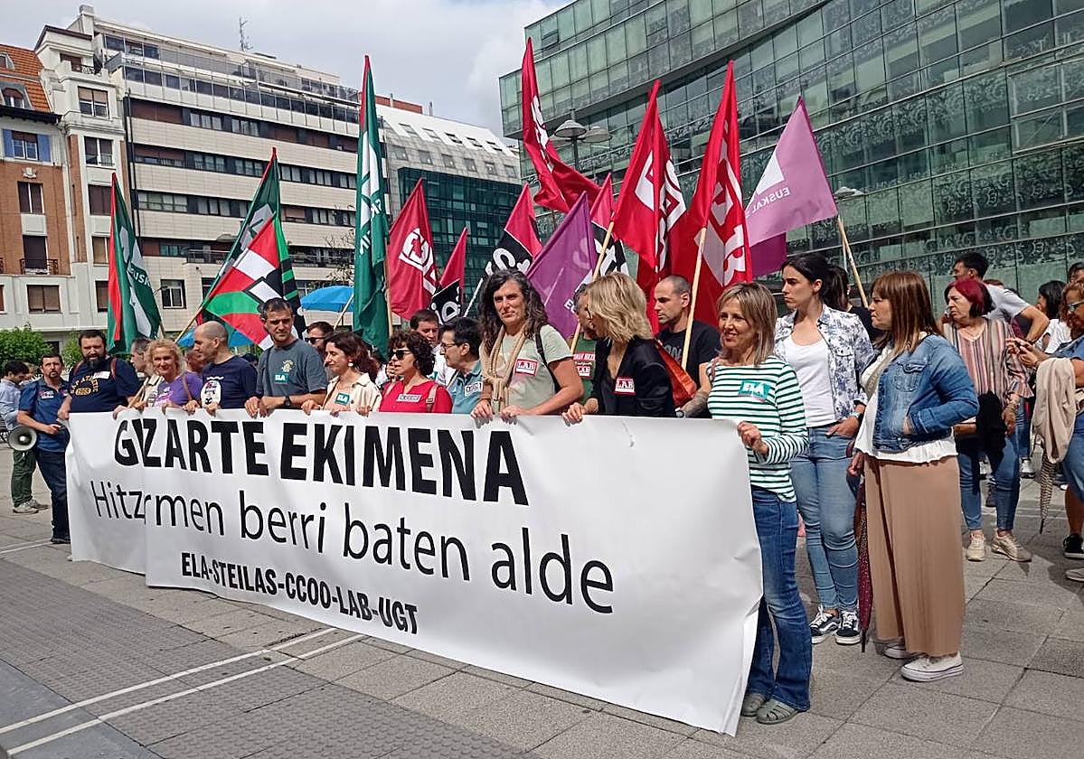 Los trabajadores se han concentrado este martes en la plaza Bizkaia de Bilbao.