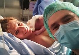 Andrea e Iñaki, con su hija Jara.