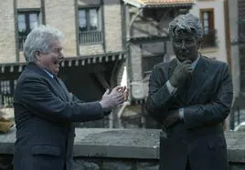 Ken Follett durante la inauguración, en 2008, de su estatua en Vitoria.