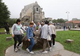 Como marca la tradición, hay que dar siete vueltas al pedrusco que preside el templo de Urkiola para encontrar o mantener pareja.