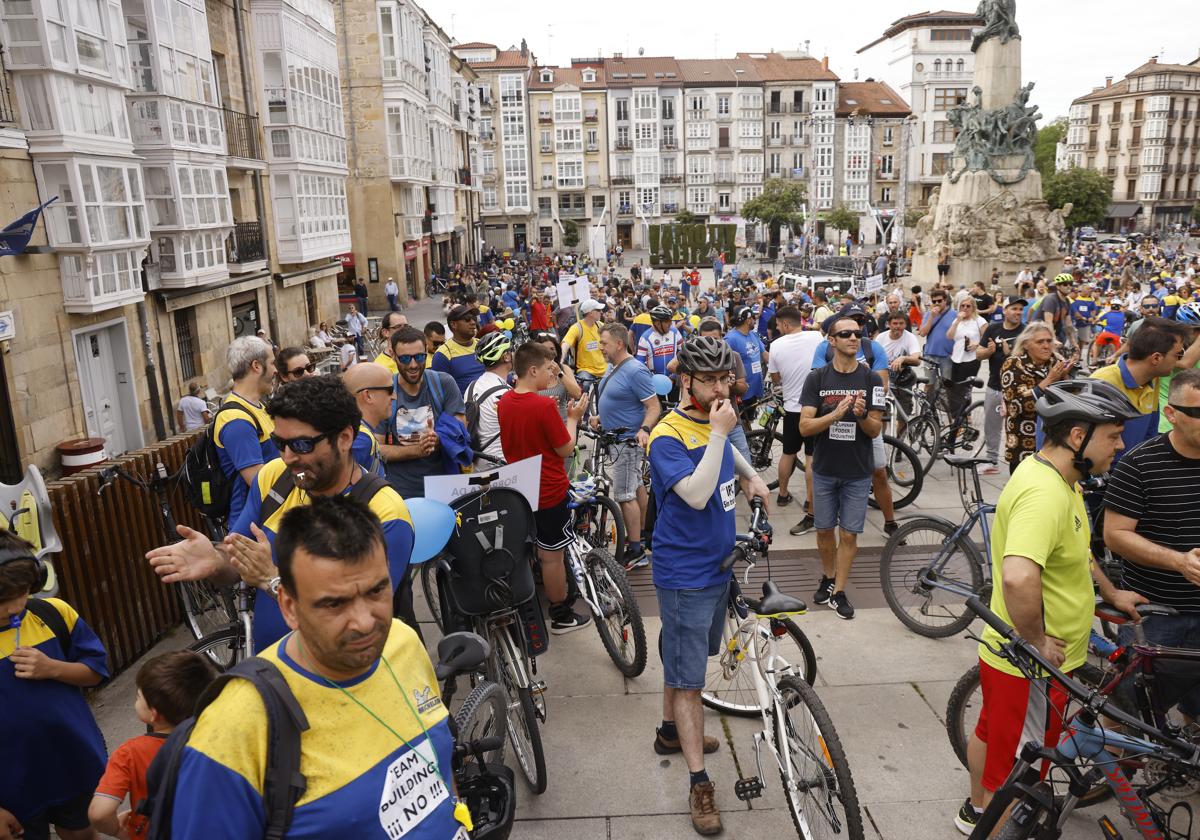 Concentración de los trabajadores de Michelin tras la marcha ciclista organizada el pasado sábado.