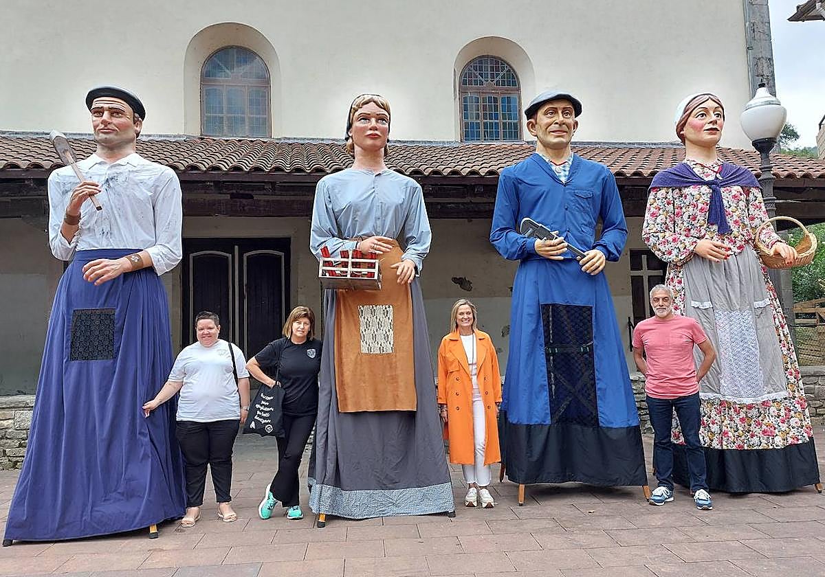 Arnabal y Maialen, a la izquierda, los gigantes recién creados, junto a José y Pauli, y acompañados por la alcaldesas Amaia del Campo y representantes de dos grupos de danzas.