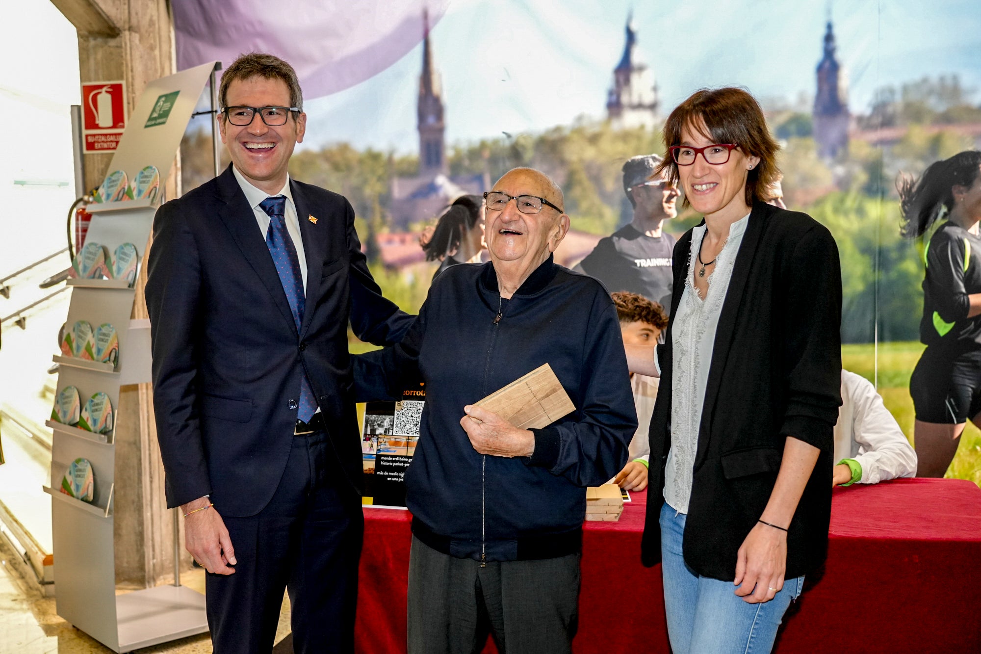 Las mejores fotos de la entrega de los trozos del parqué de Mendizorroza