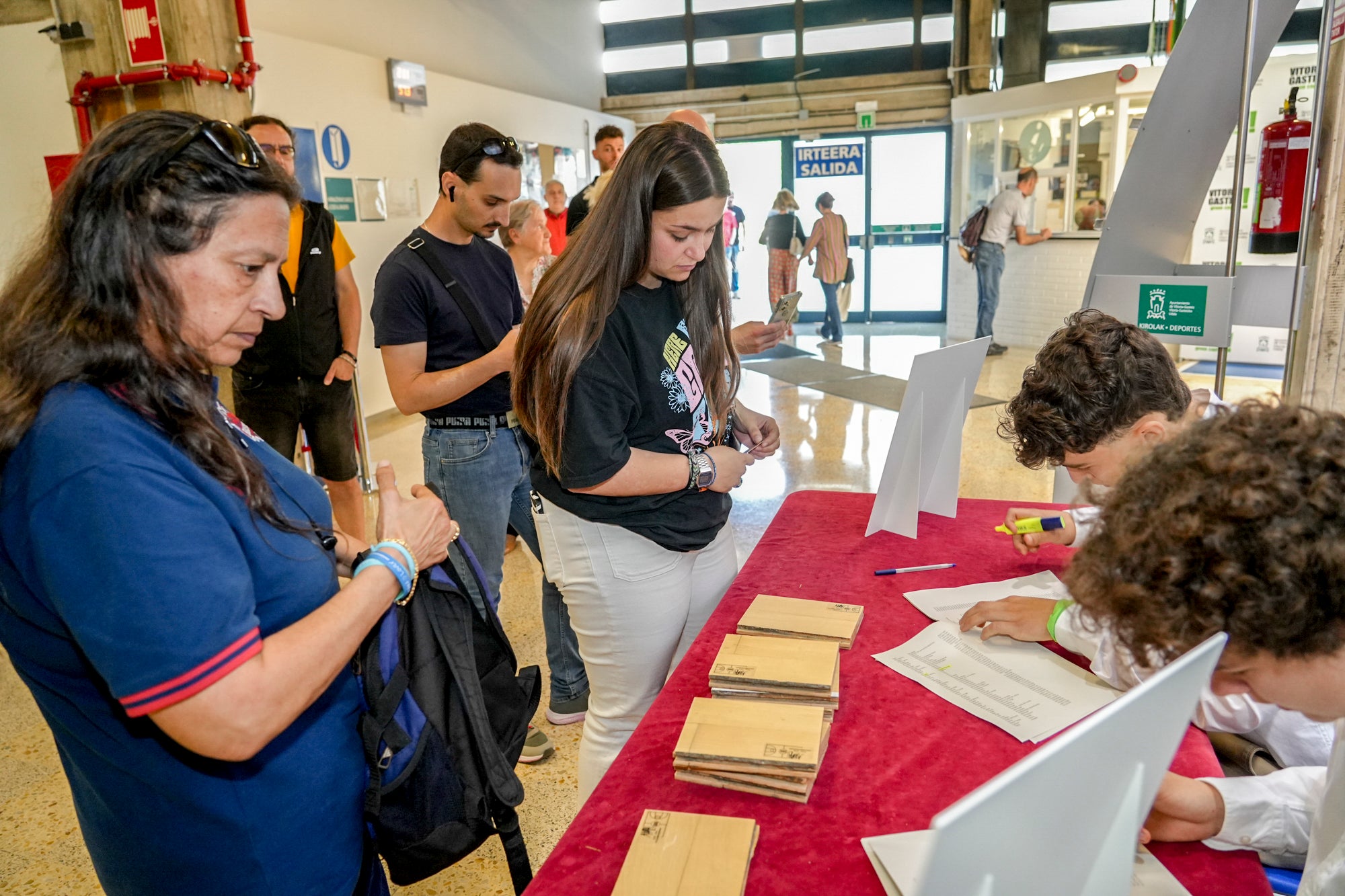 Las mejores fotos de la entrega de los trozos del parqué de Mendizorroza