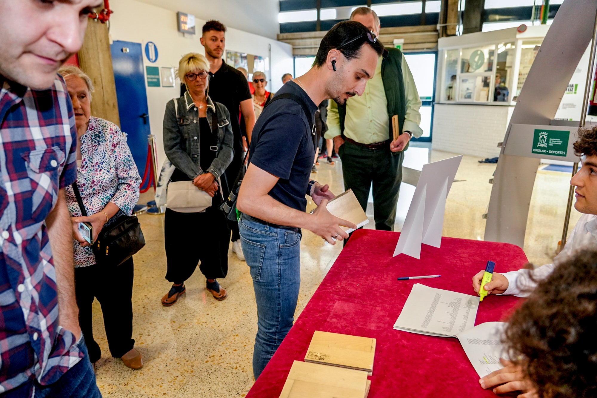 Las mejores fotos de la entrega de los trozos del parqué de Mendizorroza