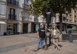 Los organizadores del Festival, con el Caminante y la camiseta oficial.