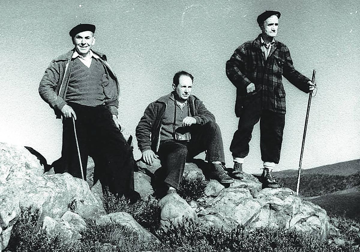 Juan San Martín, en el centro, flanqueado por Jose Luis Laskurain 'Ondarru' e Indalezio Ojanguren.