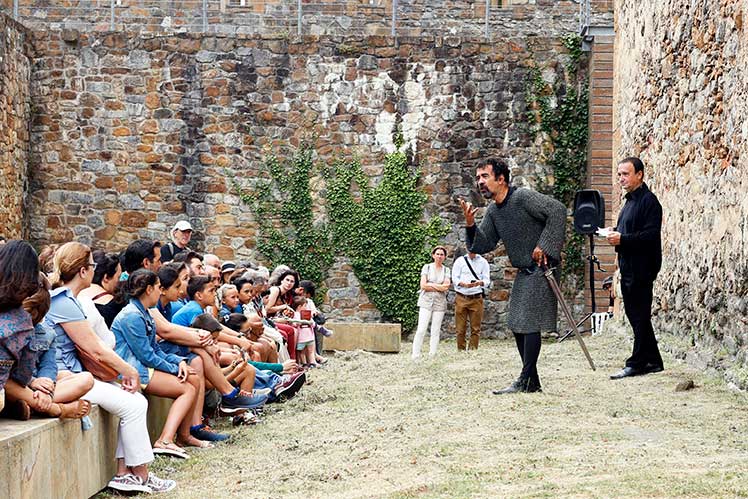 Asistentes a una visita teatralizada a Muñatones.