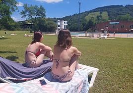 Estas dos amigas disfrutan del primer la jornada de apertura de las piscinas de Tabira, en Durango