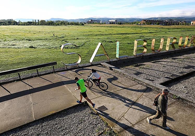 Entrada al parque de Salburua, la joya del Anillo Verde.