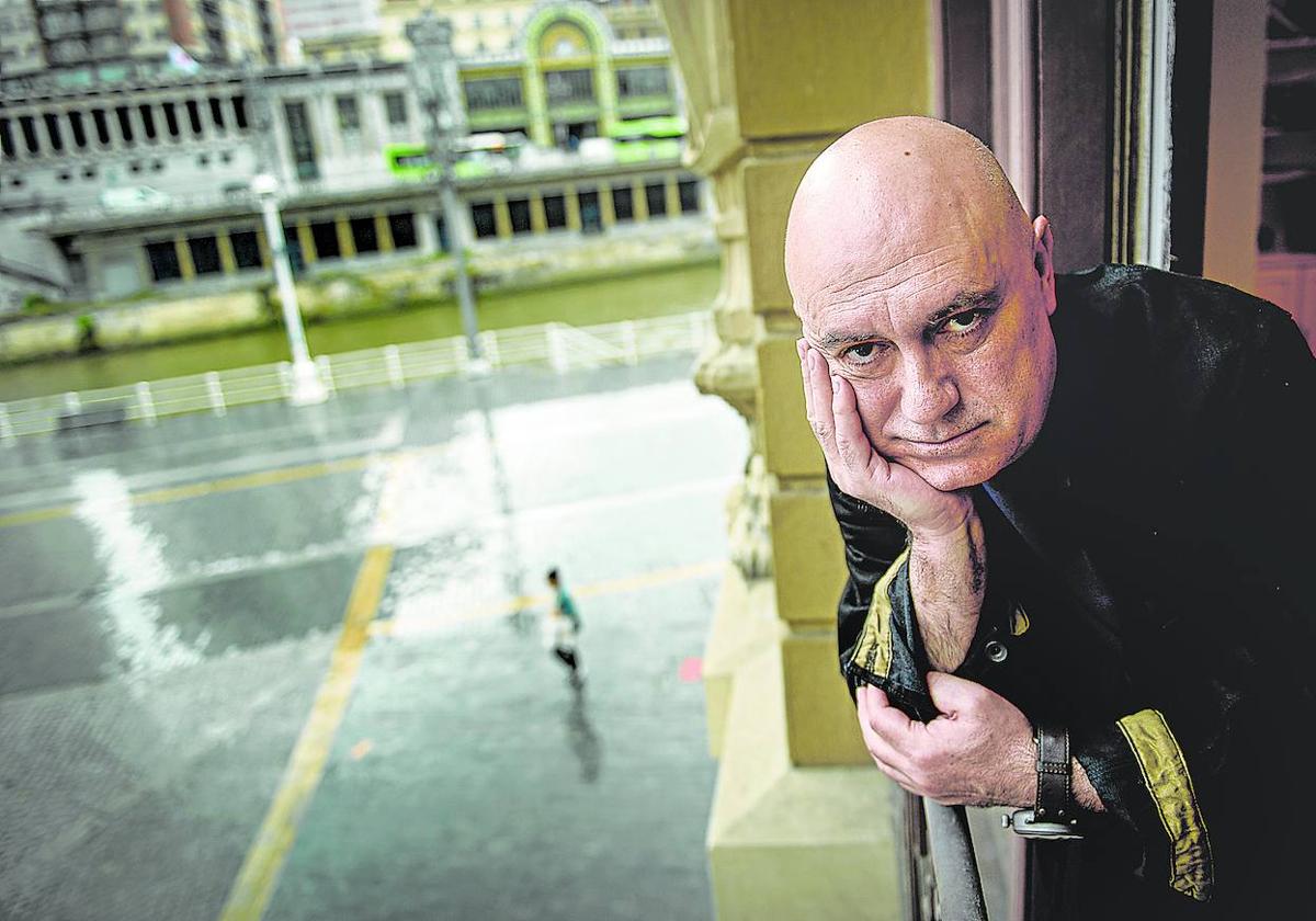 El director de escena Calixto Bieito, asomado a la ventana de su despacho en el Teatro Arriaga.