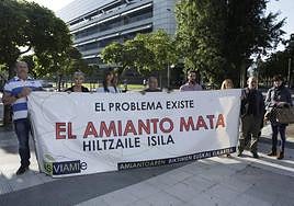 Imagen de archivo de una concentración de afectados por el amianto convocada por la asociación vasca ASVIAMIE.