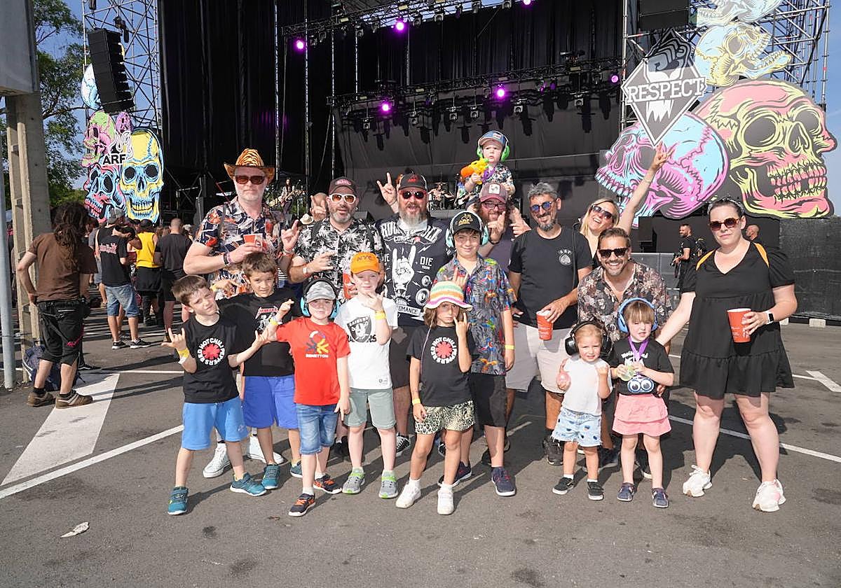 Una gran cuadrilla de amigos con sus hijos pequeños este viernes en Mendizabala.