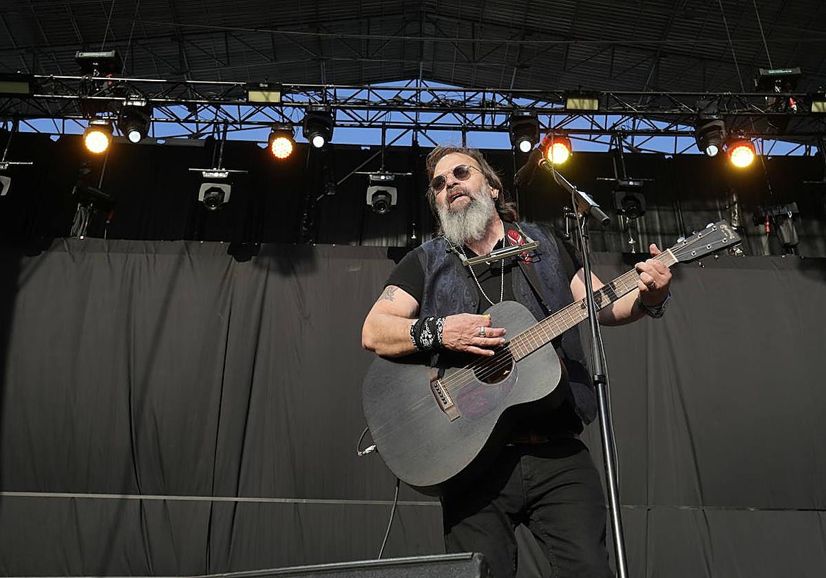 Steve Earle, que se mostró animado, tocó solo en el escenario, con el apoyo de dos guitarras una armónica y una mandolina.