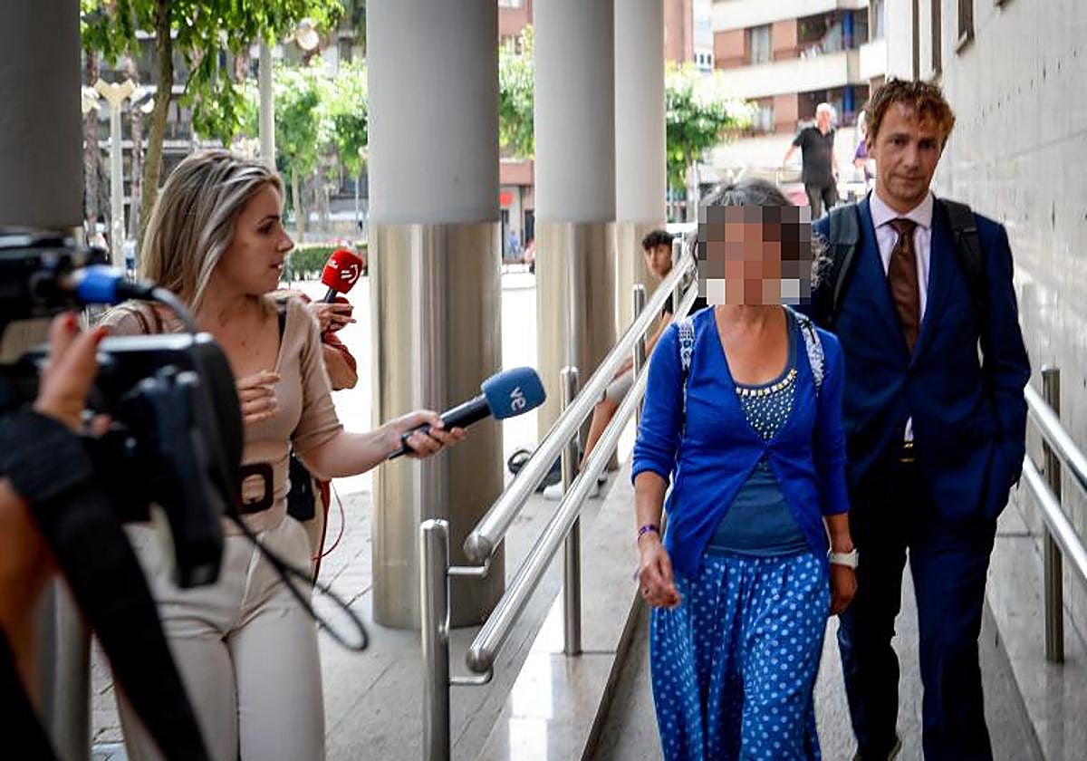 La enfermera acusada de no vacunar a bebés a la salida del juzgado