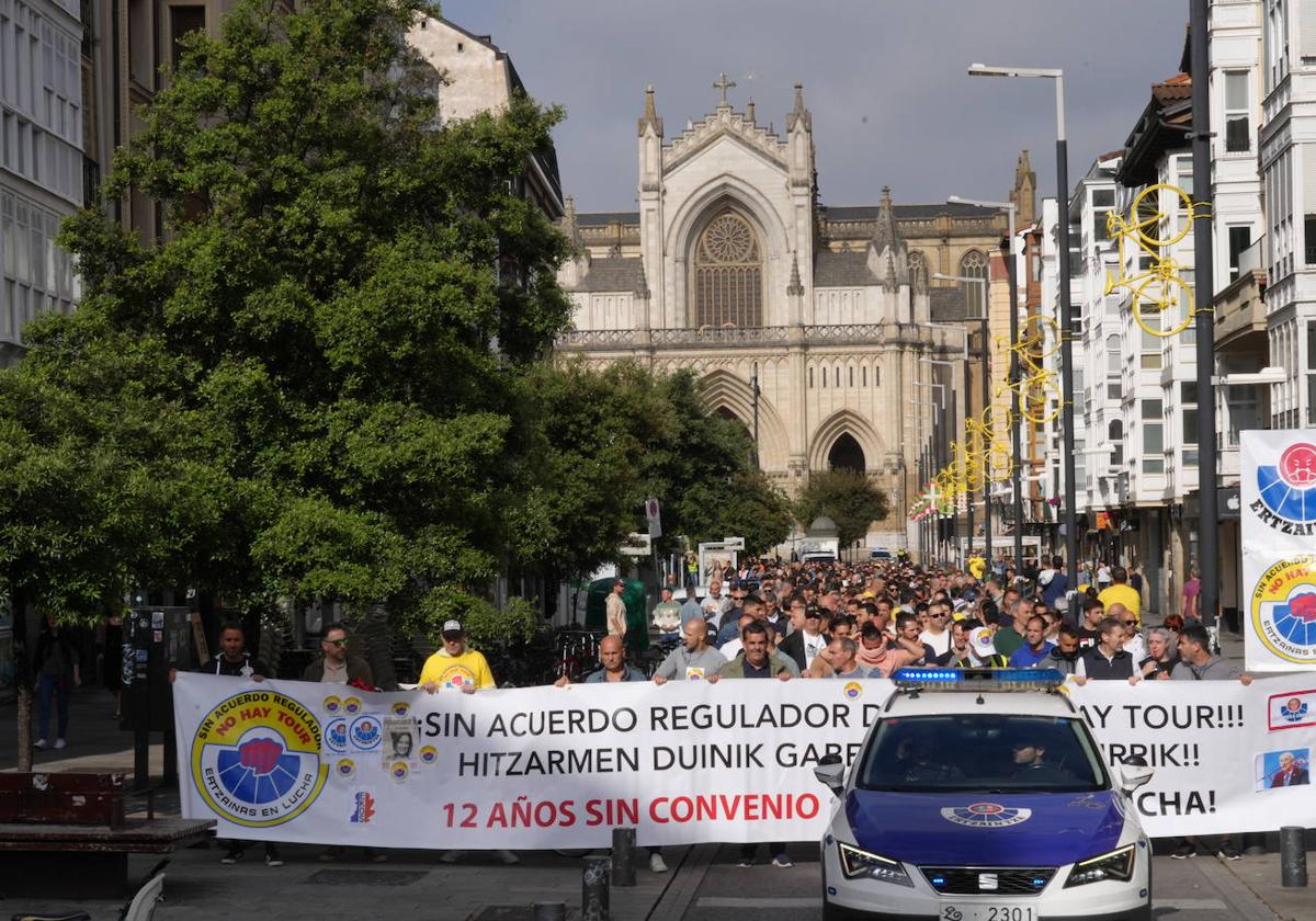 Una manifestación con 2.500 personas rodeó el Parlamento vasco este jueves.