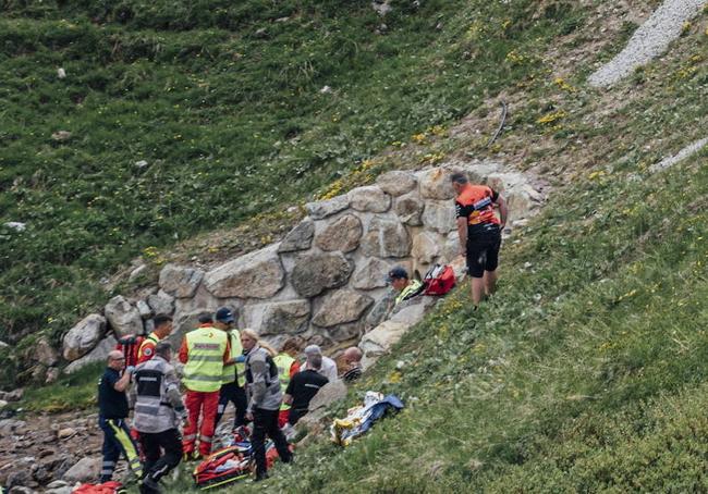 Los sanitarios atienden a Mader tras caerse en la Vuelta a Suiza.