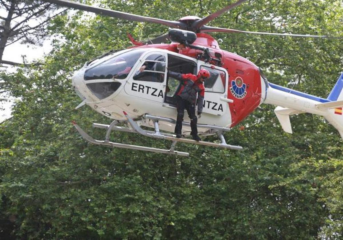 El helicóptero de emergencia de la Ertzaintza, durante la búsqueda esta mañana en Ulia.