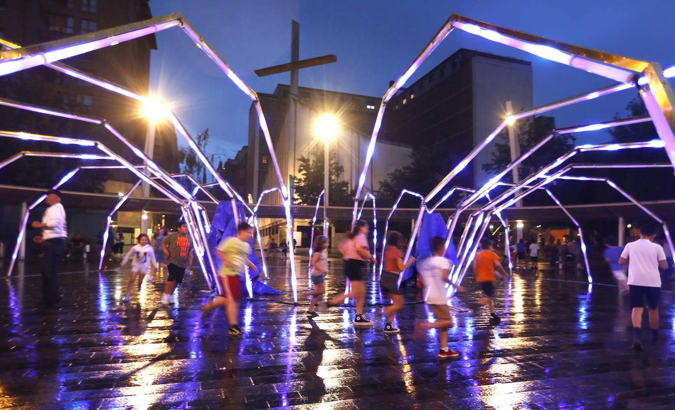 En Indautxu, la luz juega con los niños. ¿O es al revés?