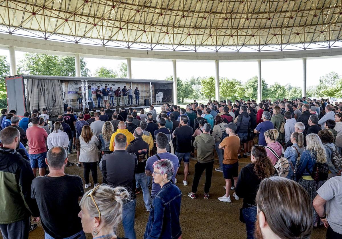 Los trabajadores de la planta de Vitoria se reunieron en dos asambleas celebradas el jueves bajo la cúpula del aparcamiento del Buesa Arena.