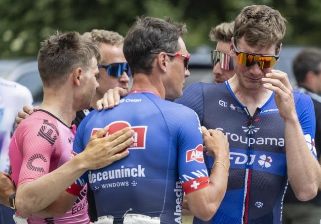 Stefan Bissegger, de EF Education-Easy Post, y Silvan Dillier, del Alpecin-Deceuninck y Stefan Kueng, del Groupama-FDJ, lloran a su colega muerto Gino Maeder.