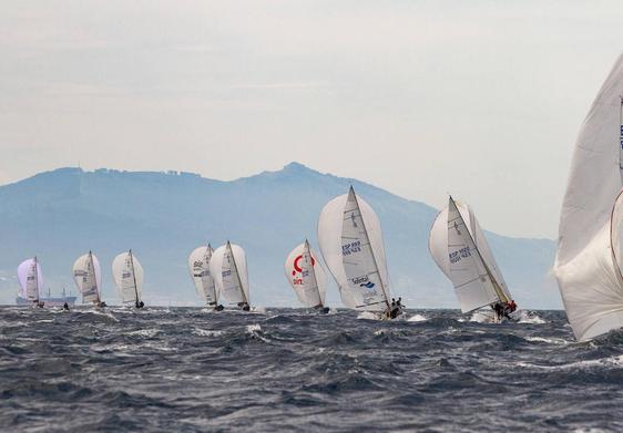 El Biobizz de José Azqueta, líder tras la primera jornada del Campeonato de España-Lurauto J80 de vela