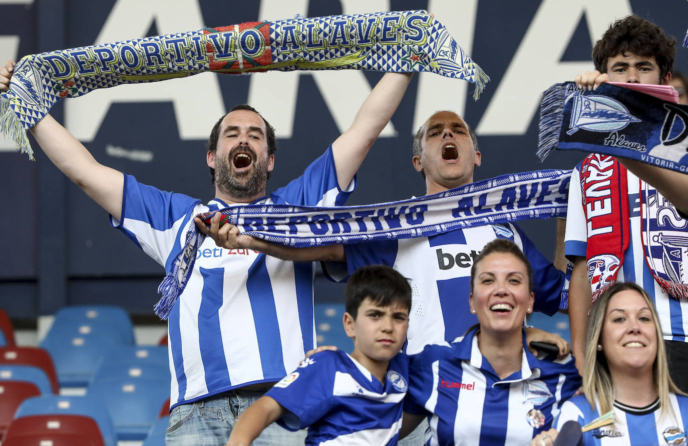 Las mejores fotos de Vitoria y Valencia en la previa del Levante-Alavés