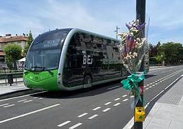 Ramo de flores en memoria de Rosa colocado por sus vecinos.