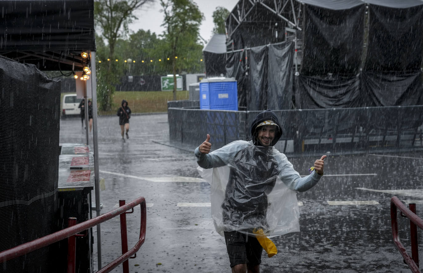 La tormenta retrasa la apertura de puertas del Azkena y cancela varios conciertos
