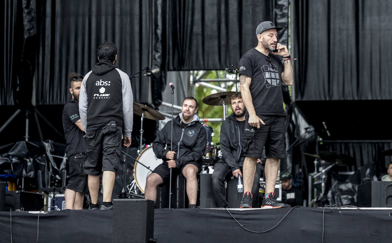 La tormenta retrasa la apertura de puertas del Azkena y cancela varios conciertos