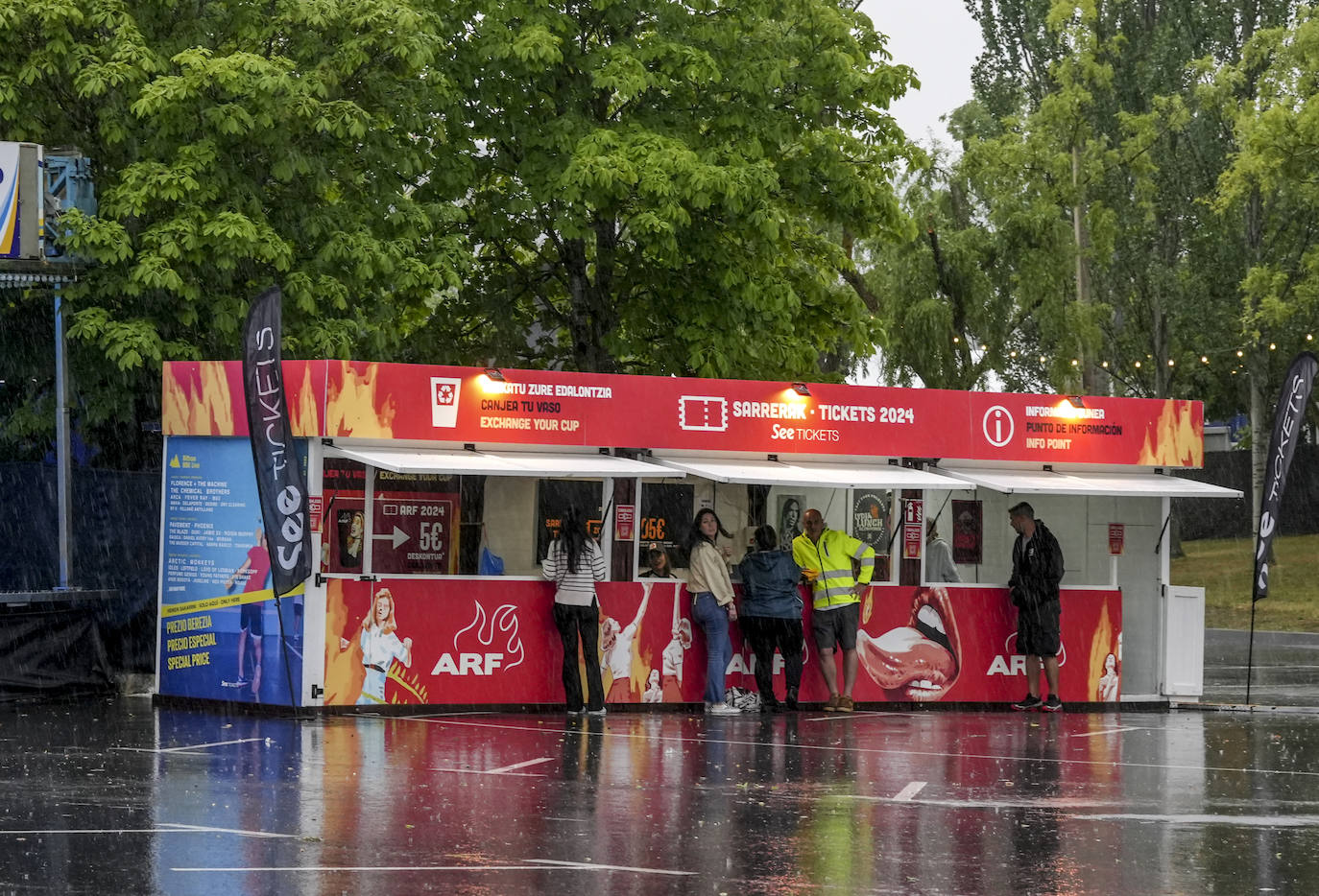 La tormenta retrasa la apertura de puertas del Azkena y cancela varios conciertos