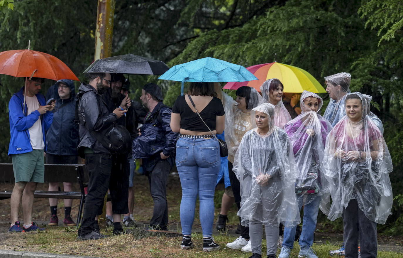 La tormenta retrasa la apertura de puertas del Azkena y cancela varios conciertos