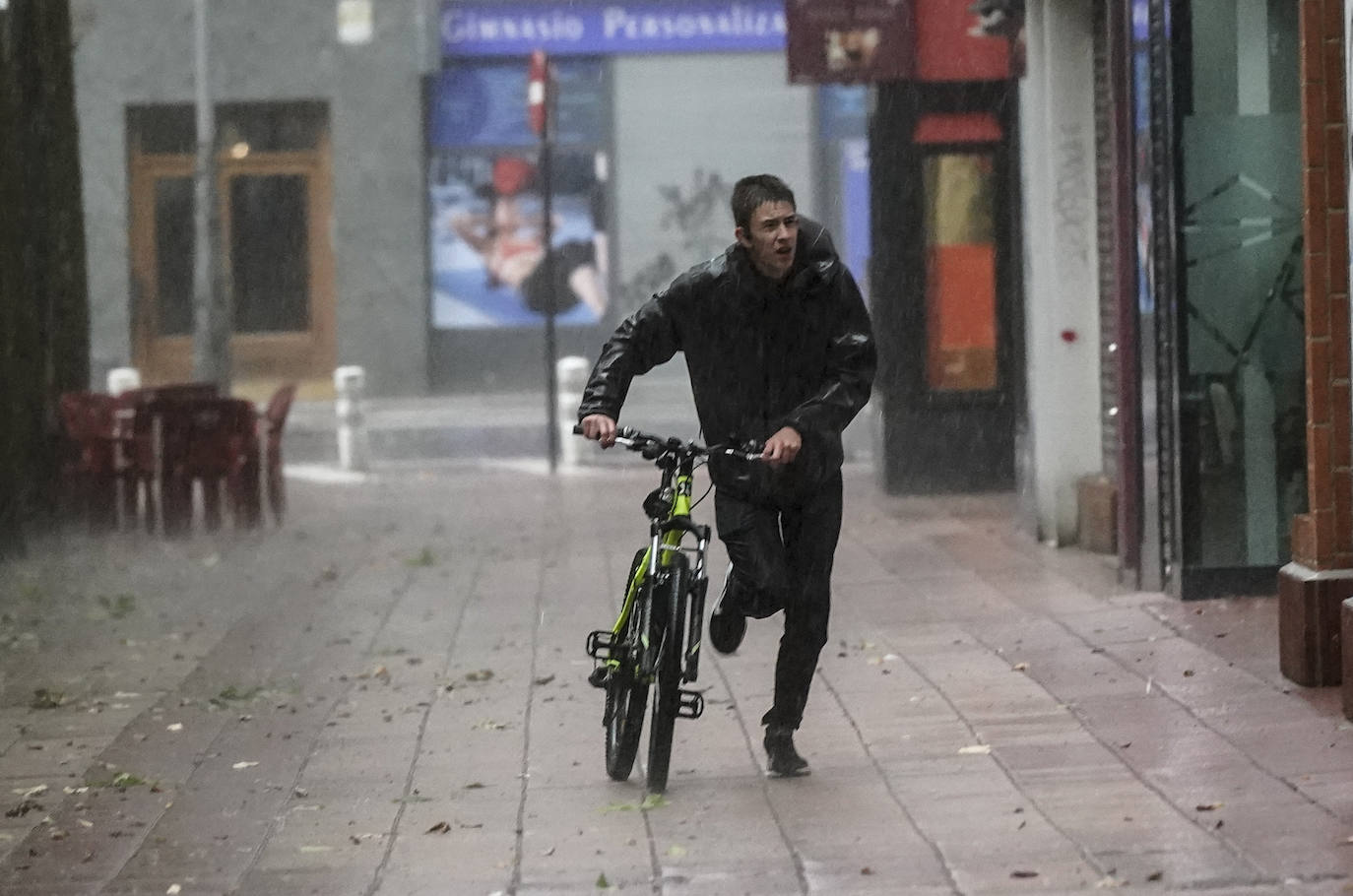 Una fuerte tormenta de viento y lluvia azota con fuerza Vitoria