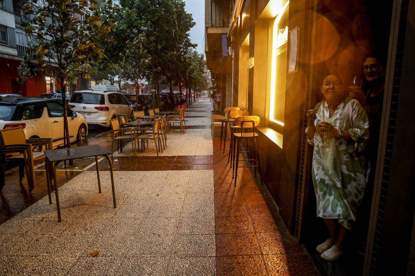 Una fuerte tormenta de viento y lluvia azota con fuerza Vitoria
