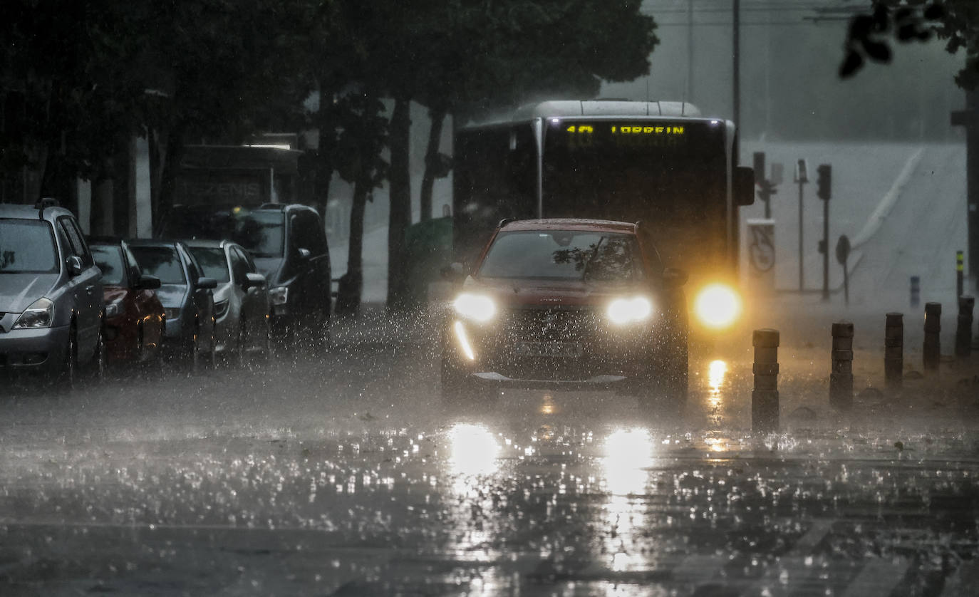Una fuerte tormenta de viento y lluvia azota con fuerza Vitoria