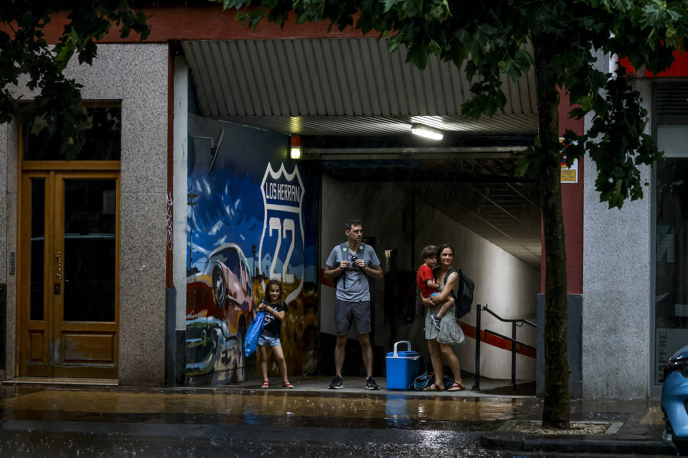 Una fuerte tormenta de viento y lluvia azota con fuerza Vitoria