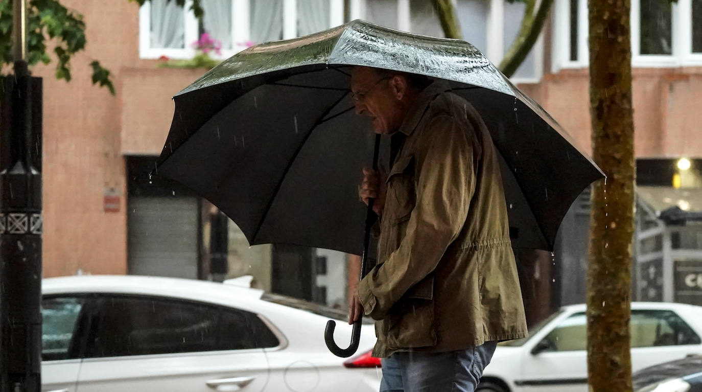 Una fuerte tormenta de viento y lluvia azota con fuerza Vitoria