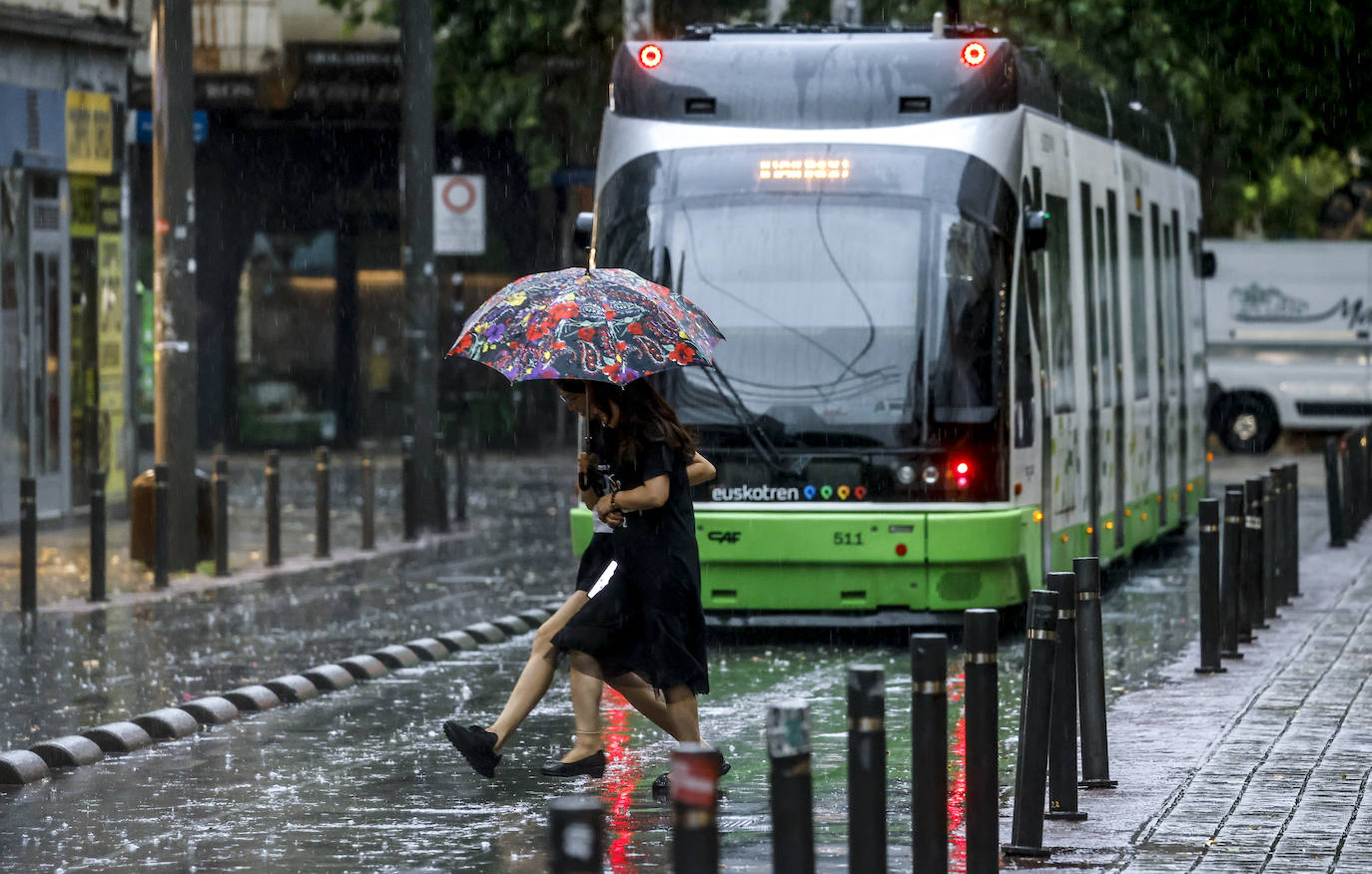 Una fuerte tormenta de viento y lluvia azota con fuerza Vitoria