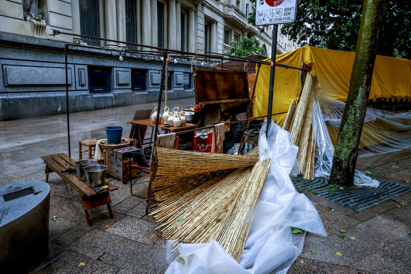 Una fuerte tormenta de viento y lluvia azota con fuerza Vitoria