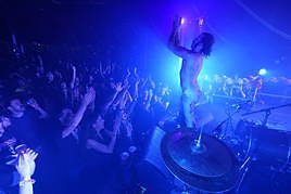 El músico Nester Donutts, desnudo en su bolo en el escenario Trashville.