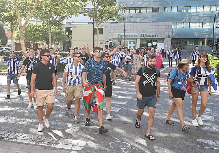 Así ha sido la kalejira de la afición del Alavés hasta el Ciutat de Valencia