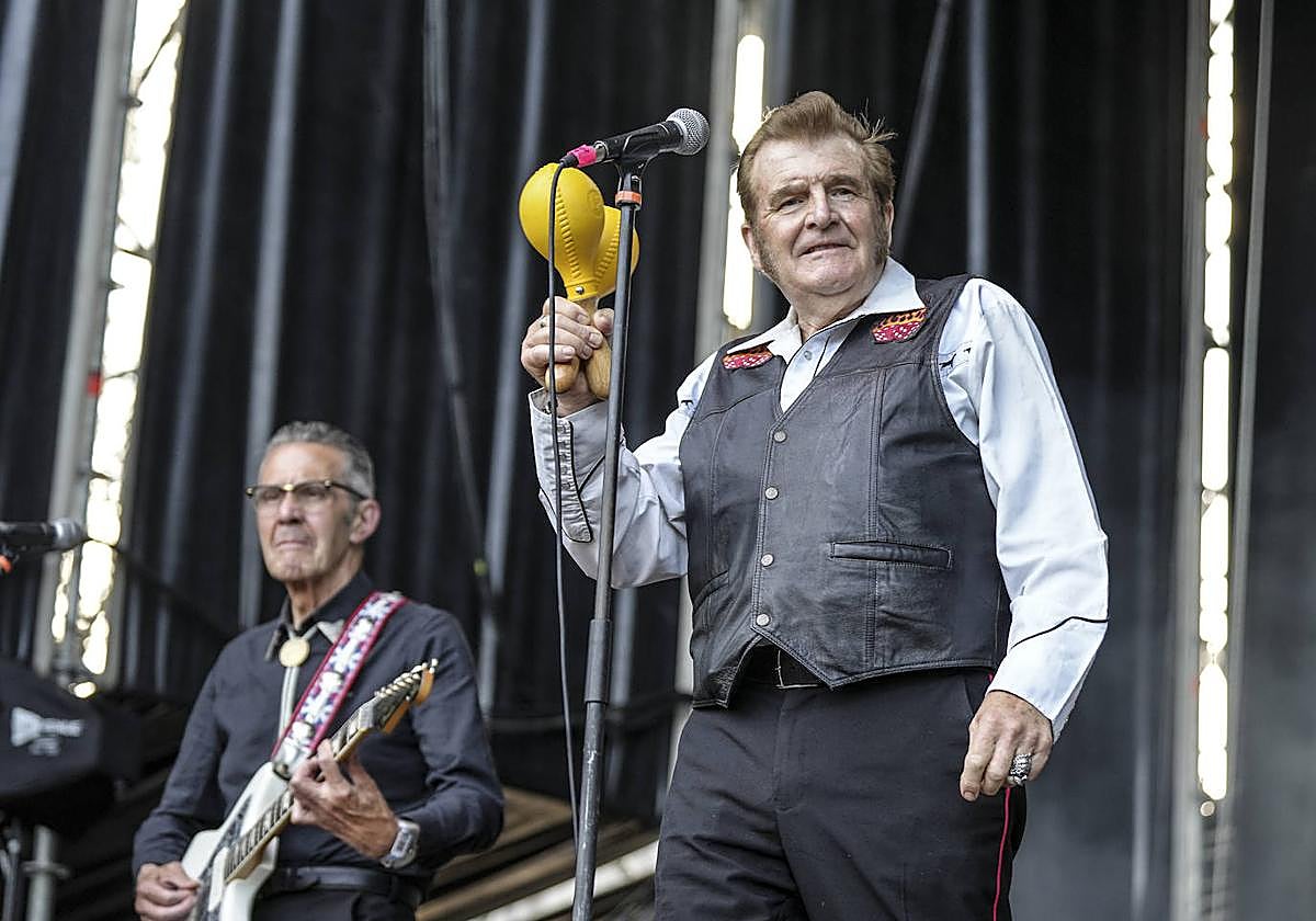 El guitarrista Steve Bloomfield y Graham Fenton, los dos líderes de Matchbox sobre el escenario 'Love'.