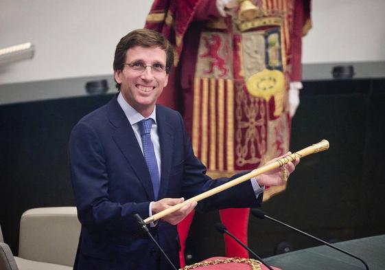 José Luis Martínez-Almeida, con el bastón de mando tras ser proclamado alcalde de Madrid.