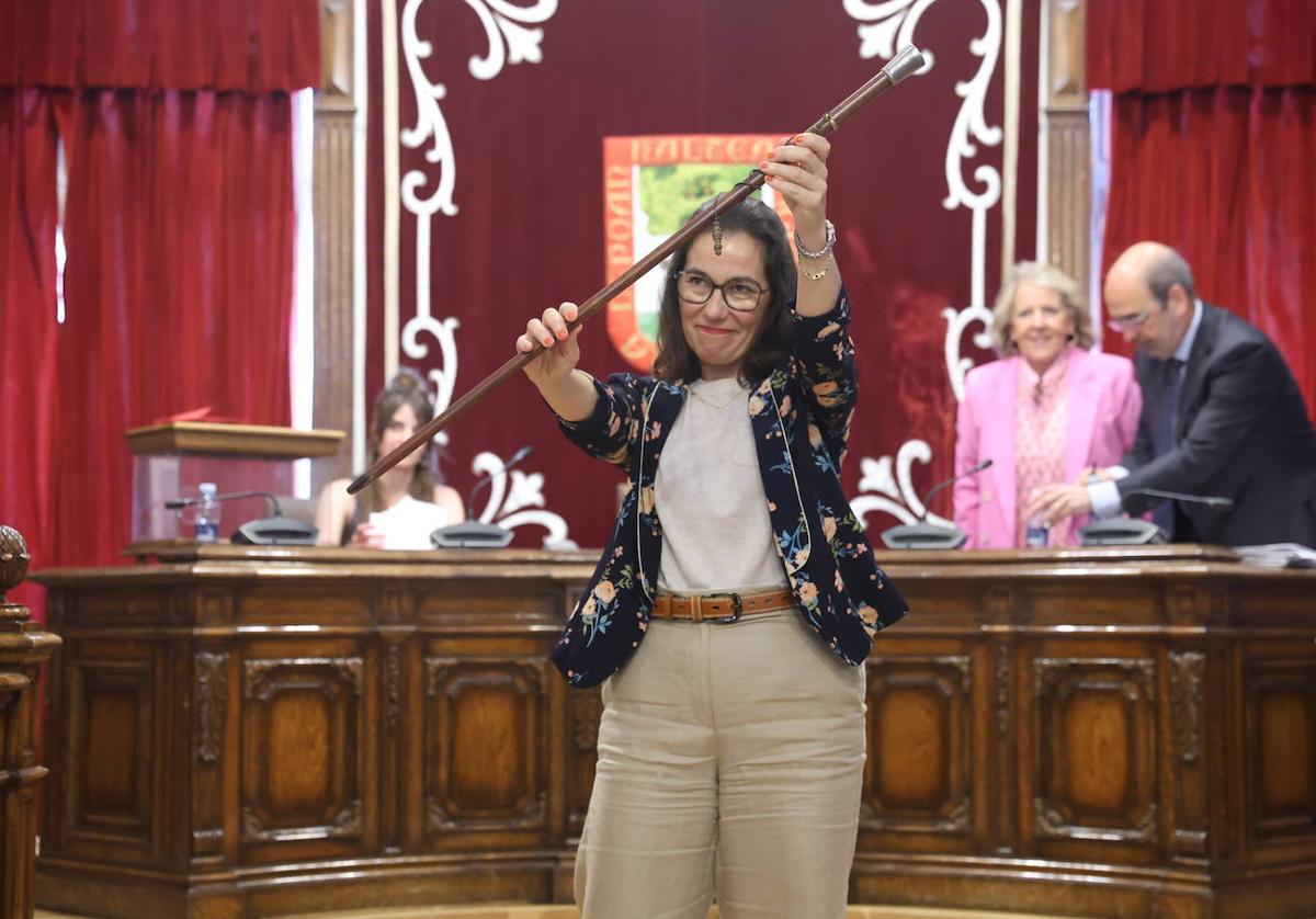 Amaia Agirre levanta la makila en el ayuntamiento de Getxo.