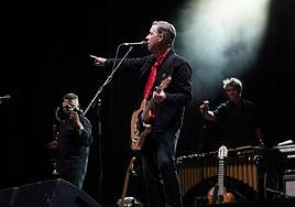 Joey Burns, camisa roja y chaqueta vaquera, lidera al grupo que firmó una actuación 'in crescendo'.