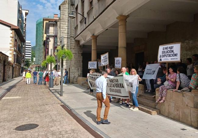 La plataforma ciudadana en favor de la variante esperó a los políticos fuera del Consistorio para recordarles sus reivindicaciones.