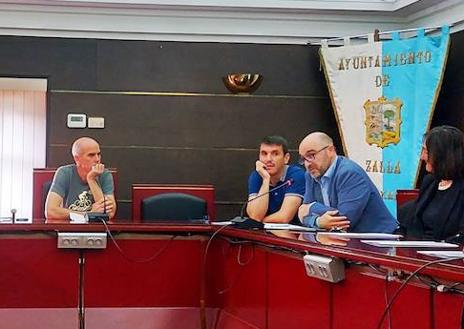 Imagen secundaria 1 - 1. Nueva corporación. | 2. Discurso de Juan Ramón Urkijo. | 3. Diago regala una placa homenaje a la mujer de José Félix Sarachaga, compañero del equipo de Zalla Bai recientemente fallecido.