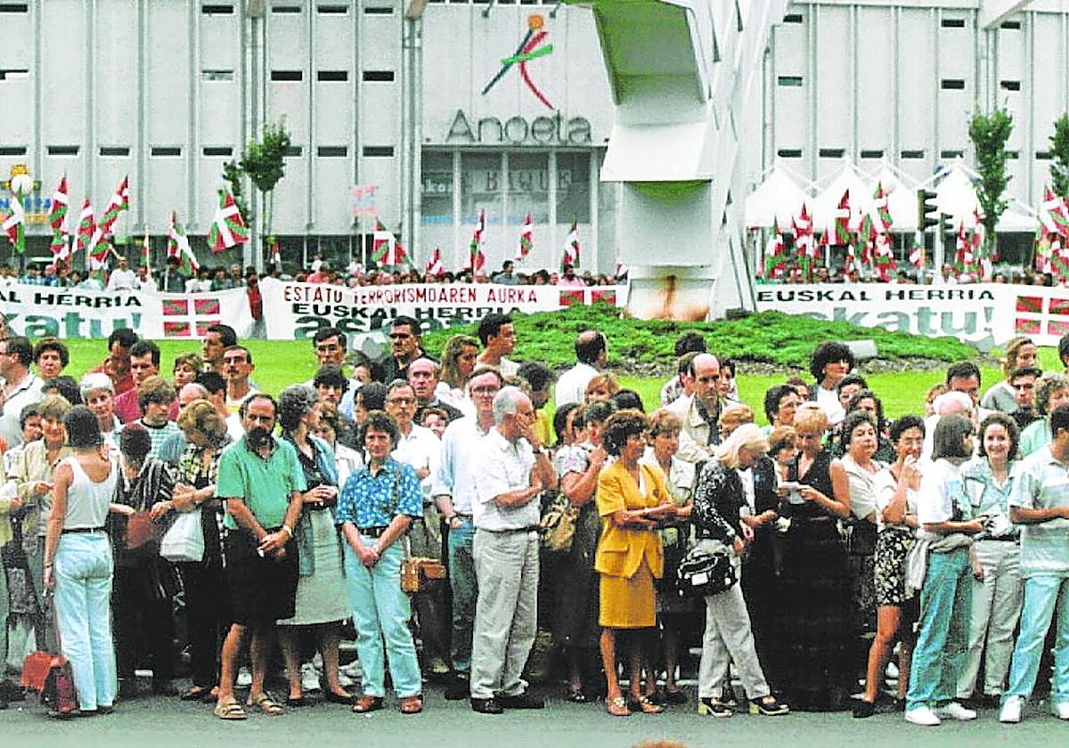 Concentración de Gesto por la Paz en San Sebastián y contramanifestación enfrente.